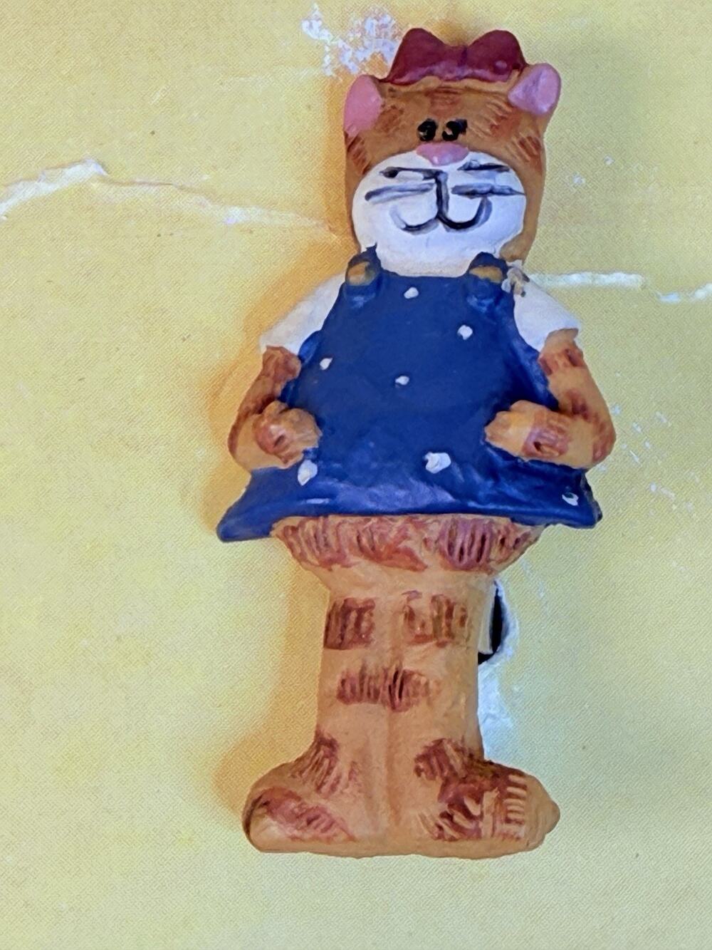 Blossom Bucket Whimsical Brown Cat Figurine Brooch In Polka For Dress & Bow